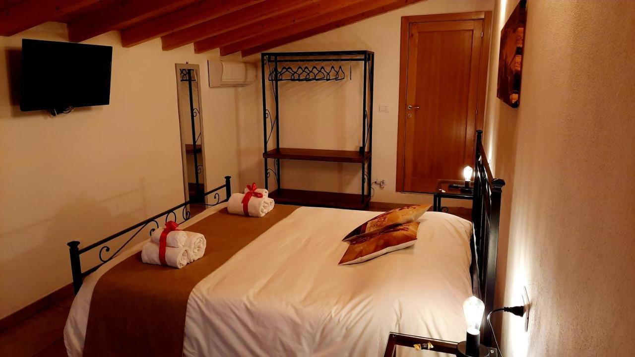 הוילה לוצ'יניאנו Il Casale Di Lucullo מראה חיצוני תמונה